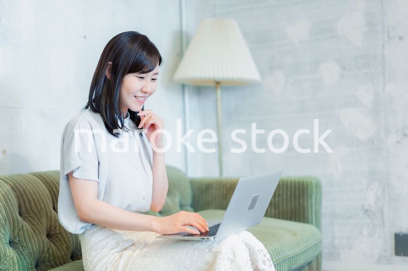 ラウンジでパソコンを使うビジネスウーマン