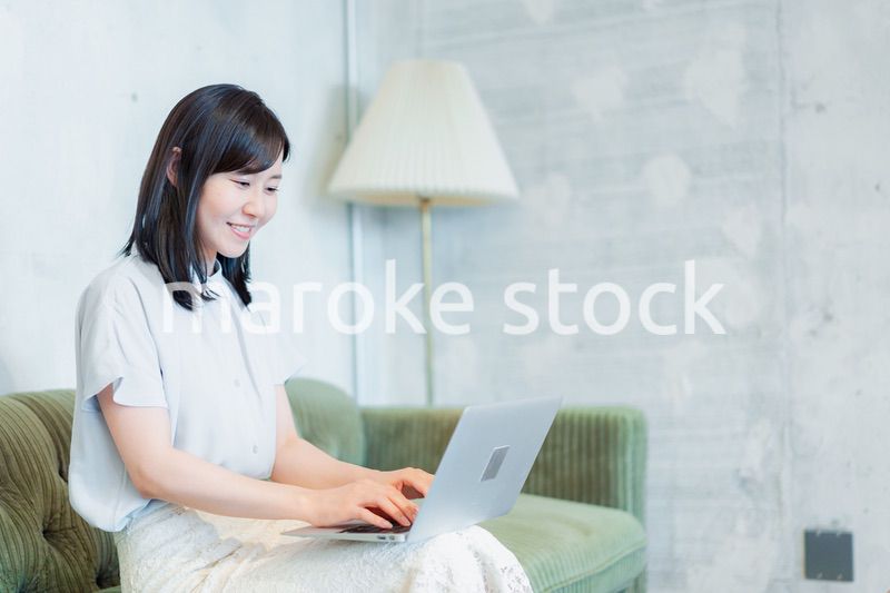 ラウンジでパソコンを使うビジネスウーマン