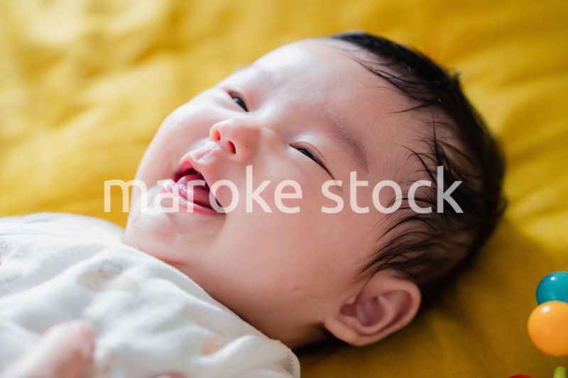 笑顔を見せる赤ちゃん