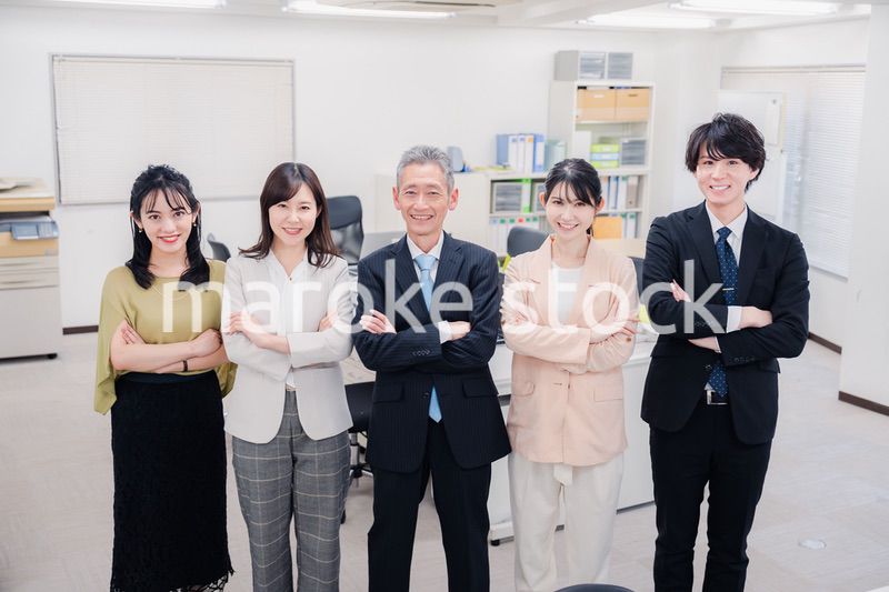 オフィスで楽しく働くビジネスパーソン