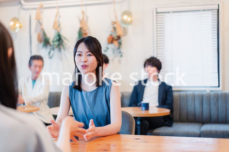 カフェで会話をする二人の女性