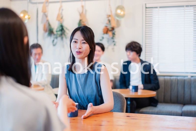 カフェで会話をする二人の女性