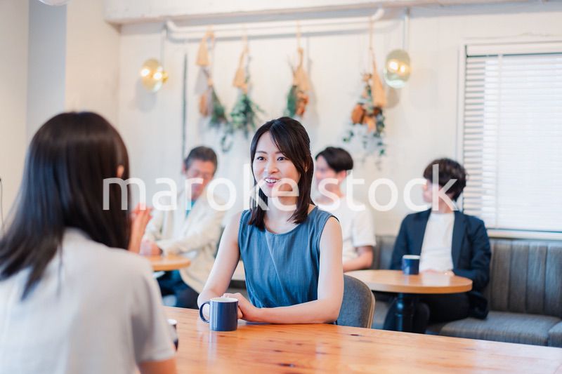 カフェで会話をする二人の女性