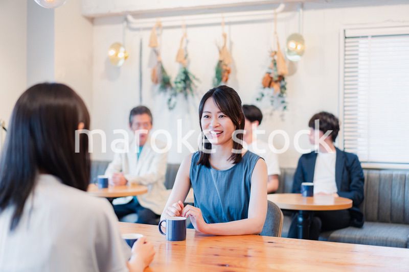 カフェで会話をする二人の女性