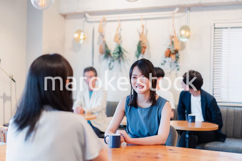 カフェで会話をする二人の女性
