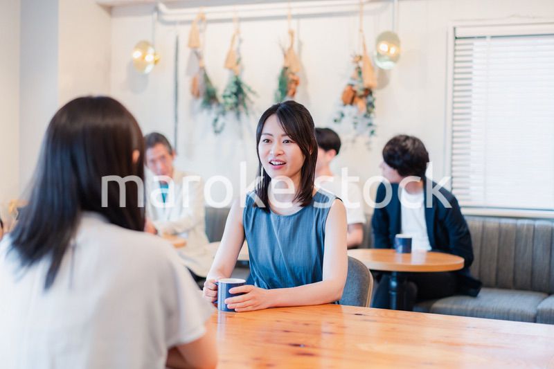 カフェで会話をする二人の女性