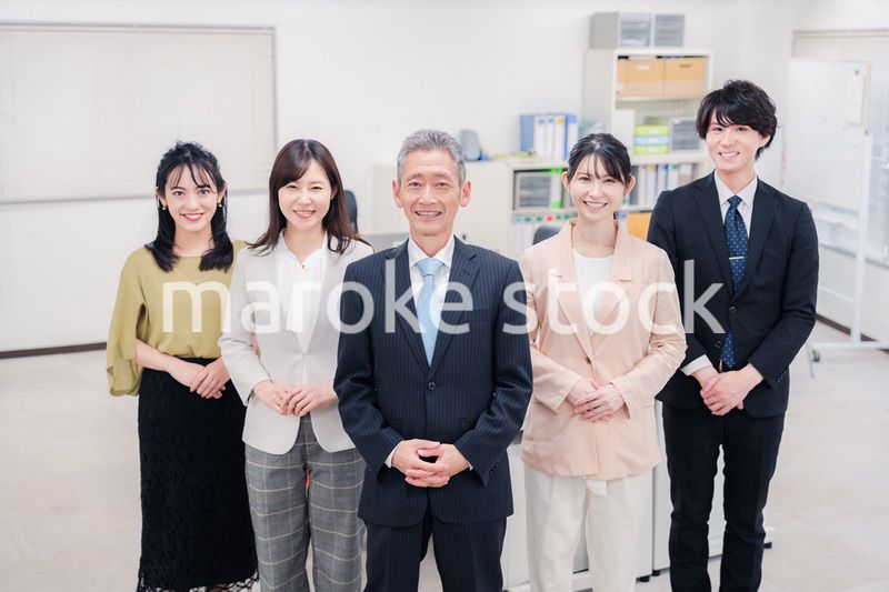 オフィスで楽しく働くビジネスパーソン