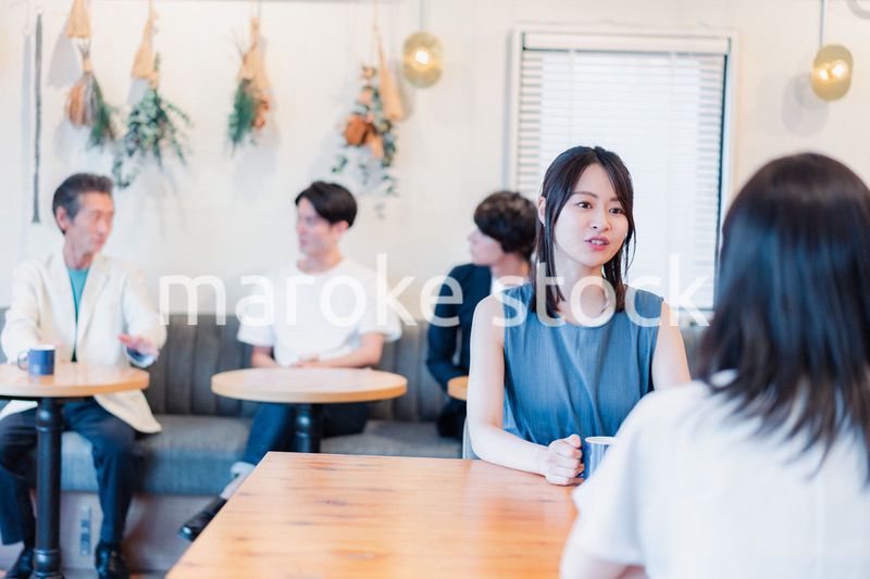 カフェで会話をする二人の女性