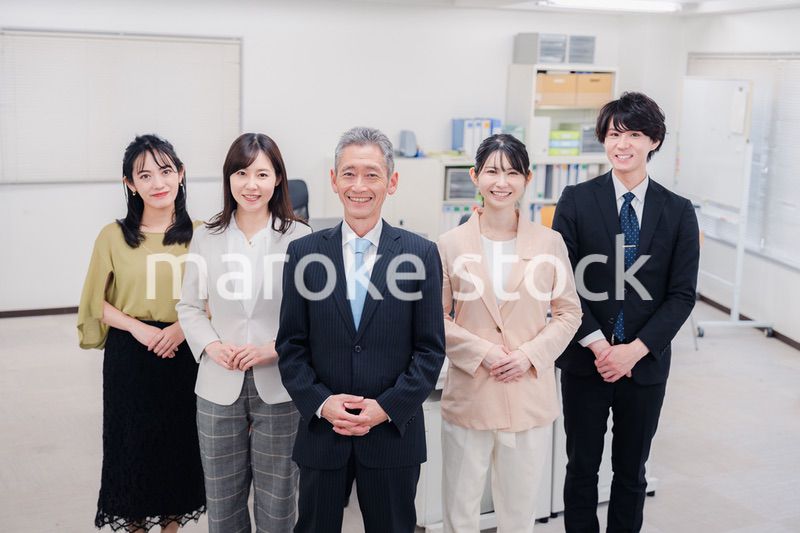 オフィスで楽しく働くビジネスパーソン