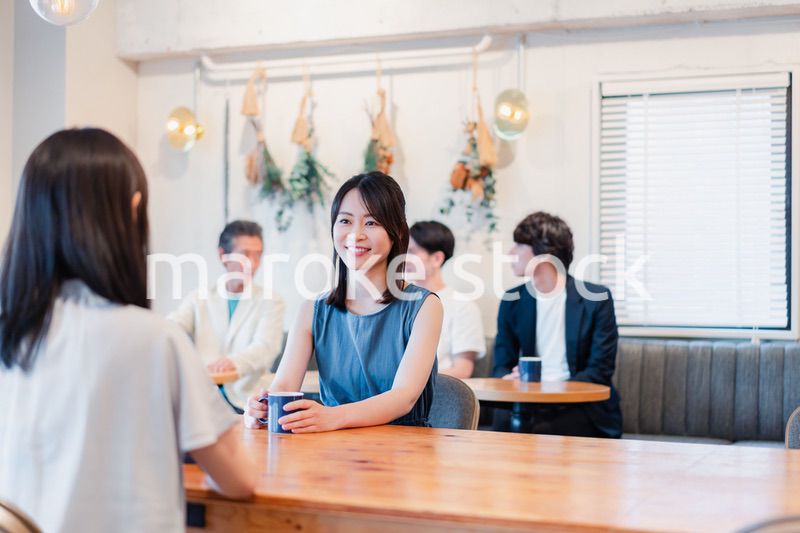 カフェで会話をする二人の女性