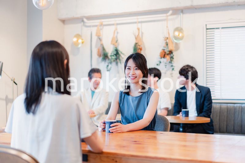 カフェで会話をする二人の女性