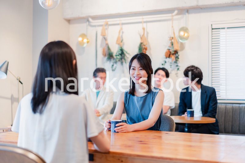 カフェで会話をする二人の女性