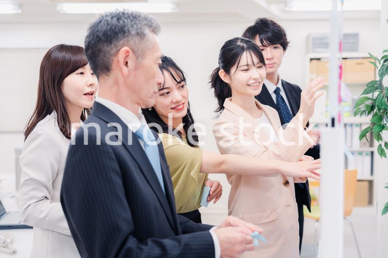 オフィスで楽しく働くビジネスパーソン