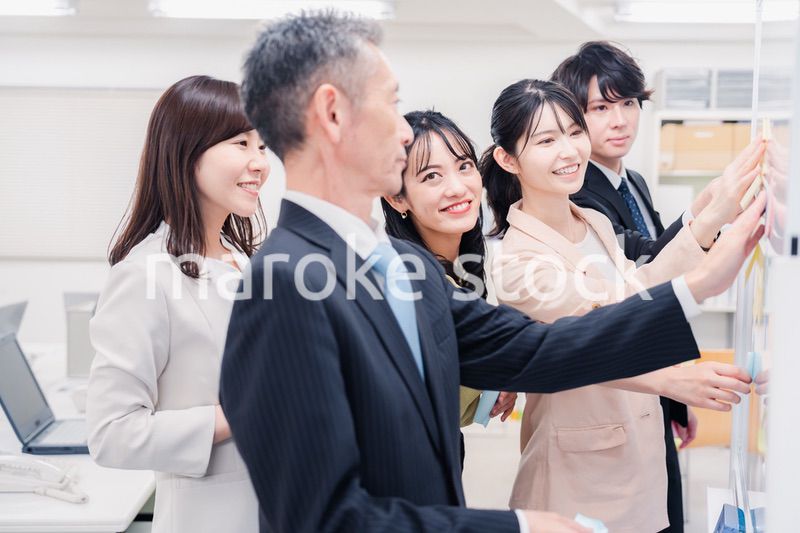 オフィスで楽しく働くビジネスパーソン