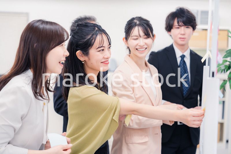 オフィスで楽しく働くビジネスパーソン