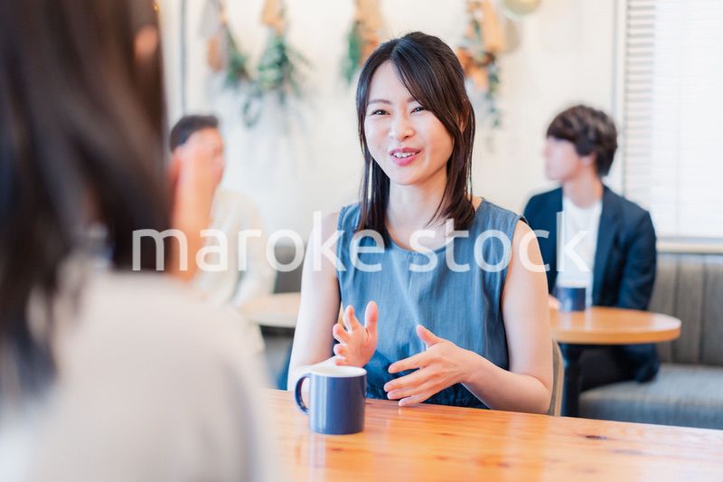 カフェで会話をする二人の女性