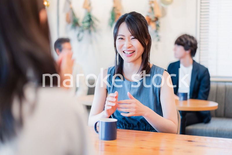 カフェで会話をする二人の女性