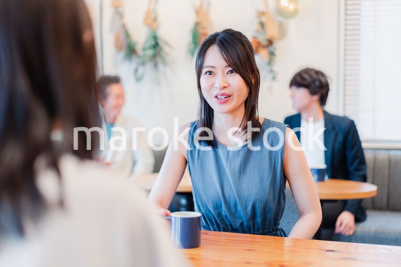 カフェで会話をする二人の女性