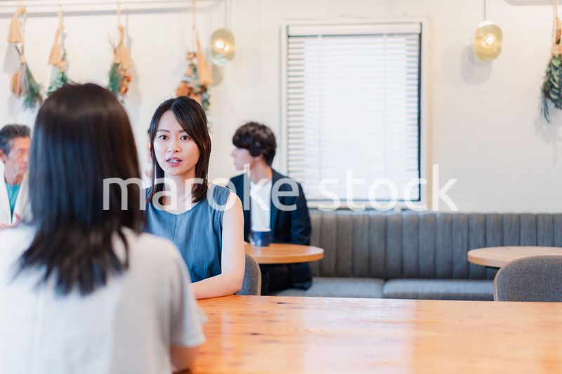 カフェで会話をする二人の女性