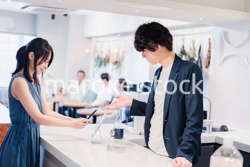 スマホ決済をする若い女性