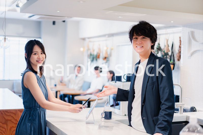 スマホ決済をする若い女性