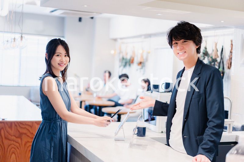 スマホ決済をする若い女性