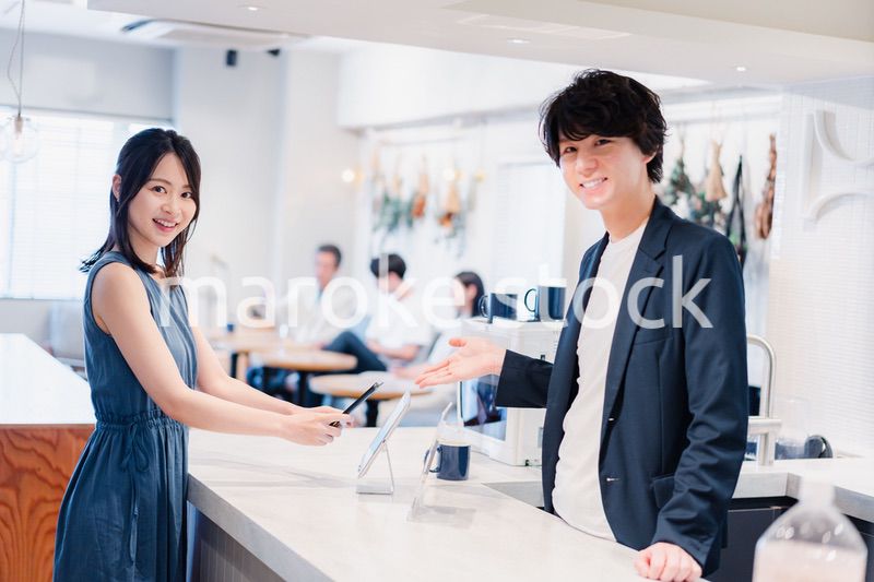 スマホ決済をする若い女性