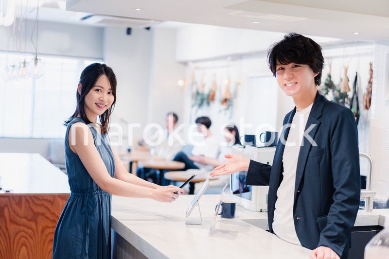 スマホ決済をする若い女性