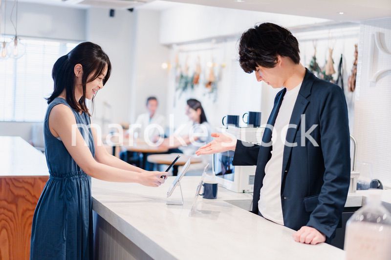 スマホ決済をする若い女性