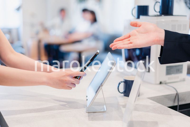 スマホ決済をする若い女性