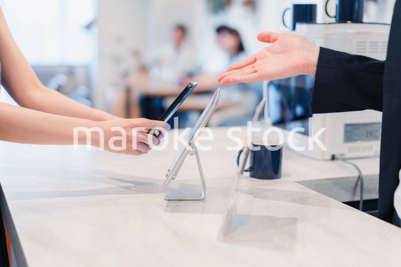 スマホ決済をする若い女性