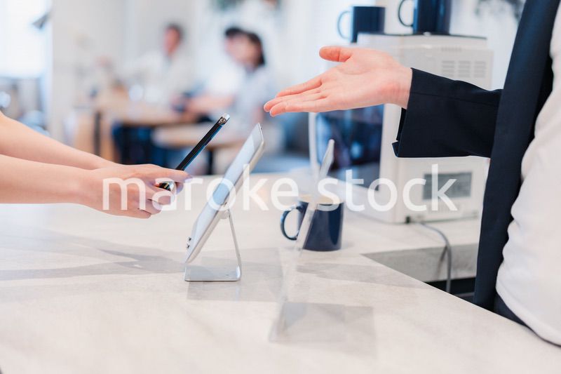 スマホ決済をする若い女性