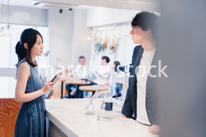 スマホ決済をする若い女性