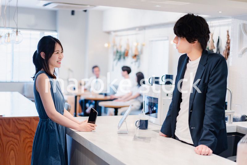 スマホ決済をする若い女性