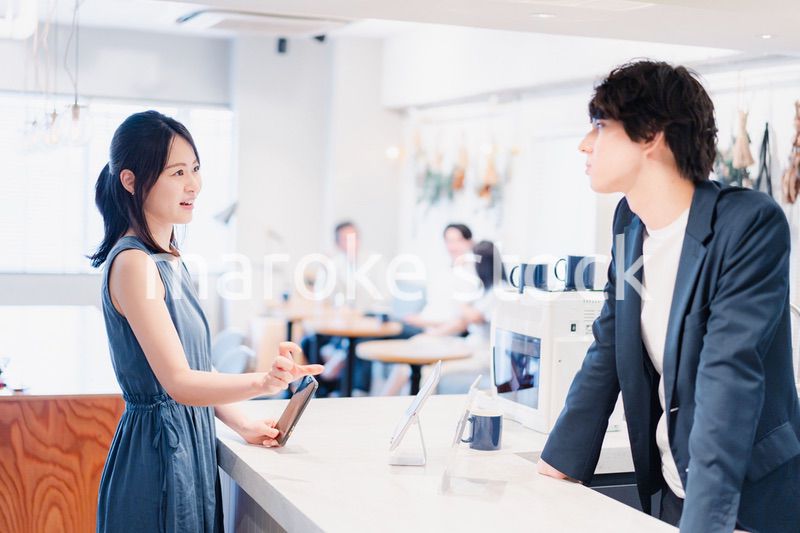 スマホ決済をする若い女性