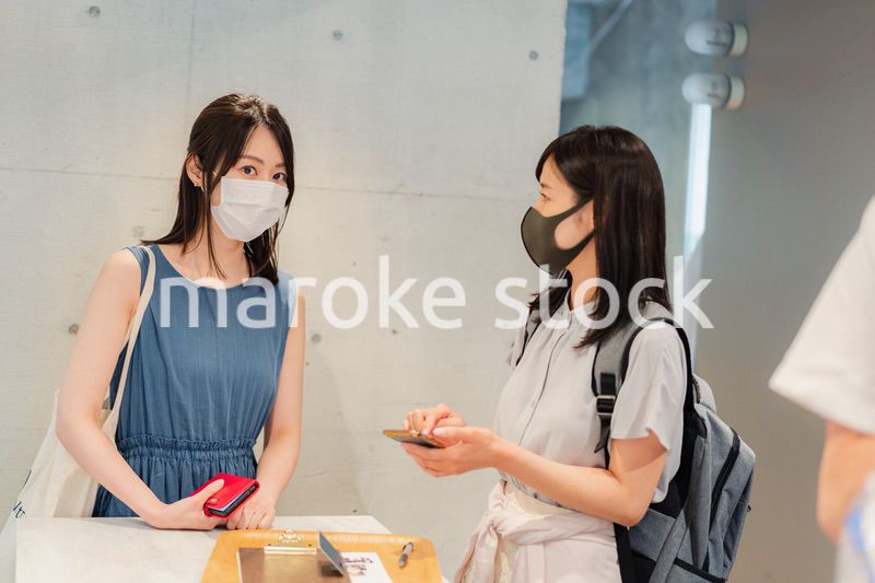 マスクをして話をする大学生