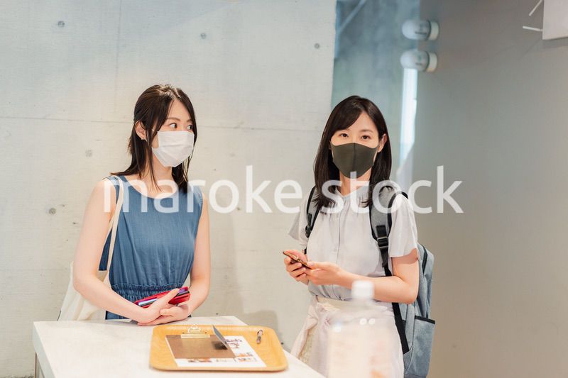 マスクをして話をする大学生