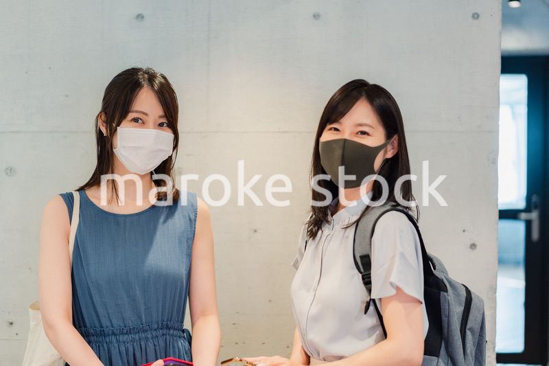 マスクをして話をする大学生