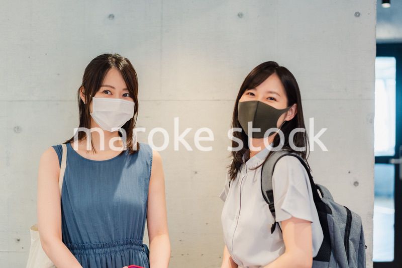 マスクをして話をする大学生