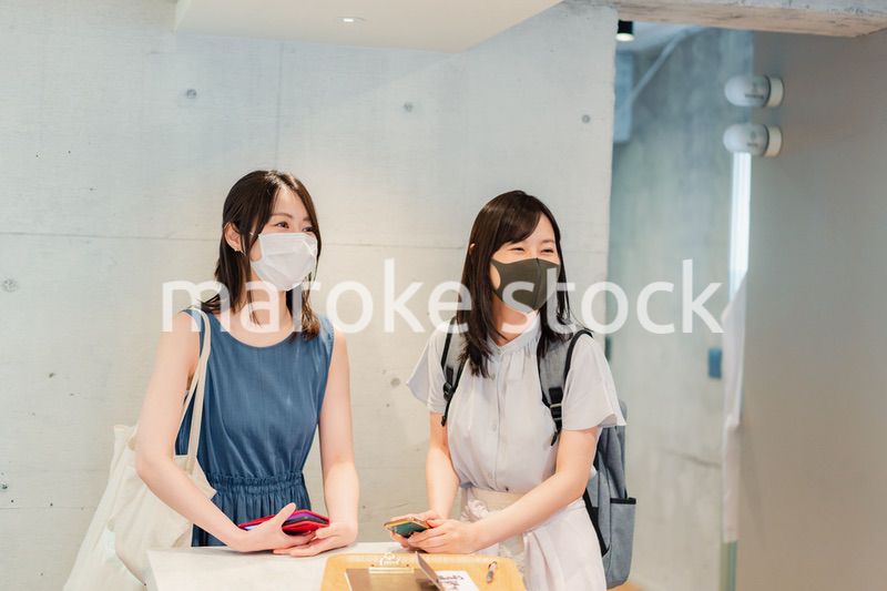 マスクをして話をする大学生