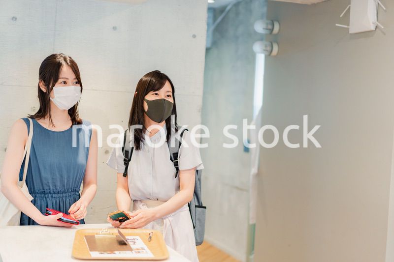 マスクをして話をする大学生