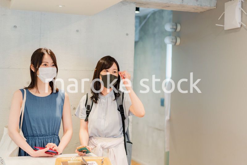 マスクをして話をする大学生