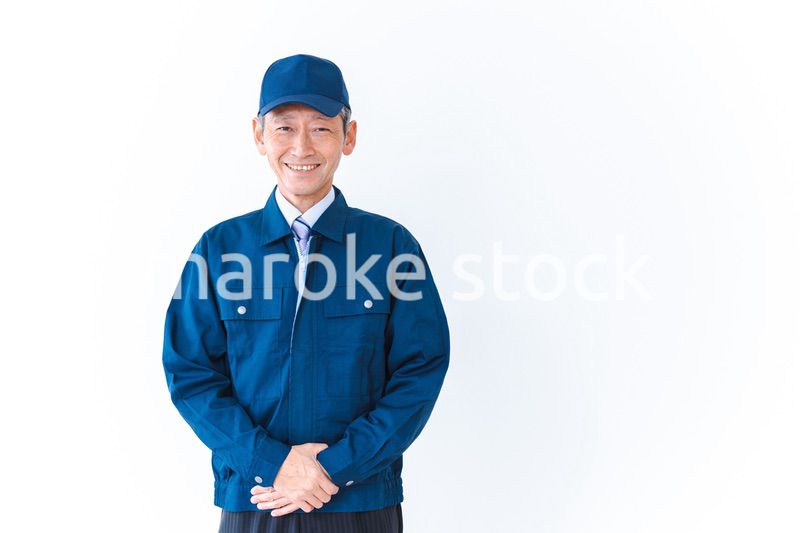 生き生きと仕事をする高齢の男性