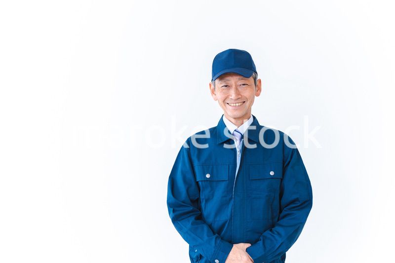 生き生きと仕事をする高齢の男性