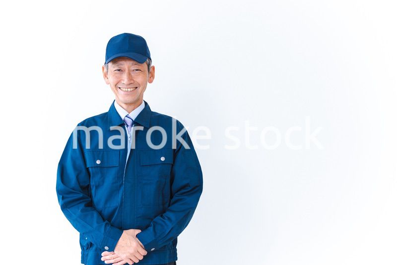 生き生きと仕事をする高齢の男性