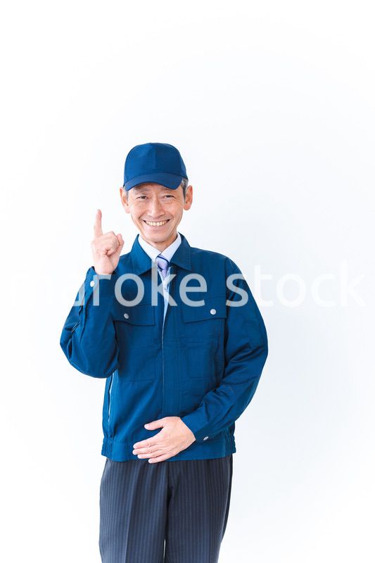 笑顔でおすすめを指差す工場労働者