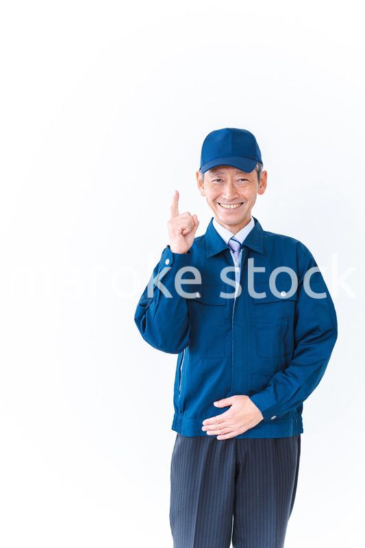 笑顔でおすすめを指差す工場労働者