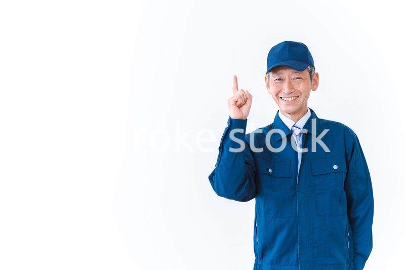 笑顔でおすすめを指差す工場労働者