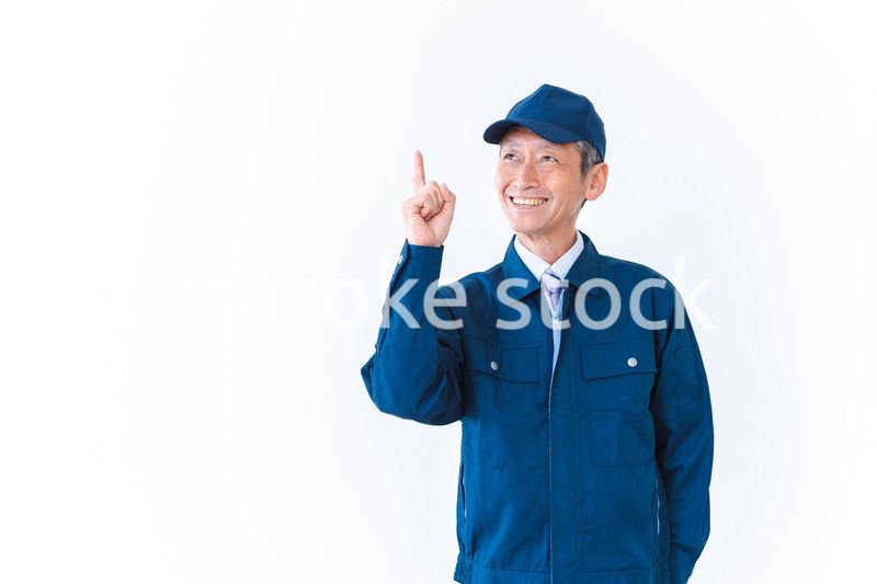 笑顔でおすすめを指差す工場労働者