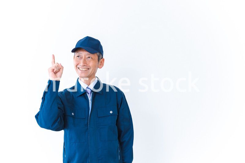 笑顔でおすすめを指差す工場労働者